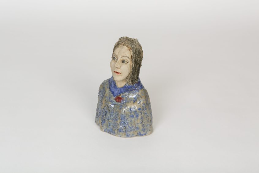 Carmen mit roter Blume