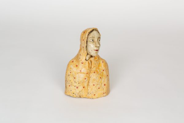 Maria im orangen Tupfenkleid