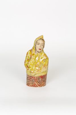 Babuschka mit Regenjacke